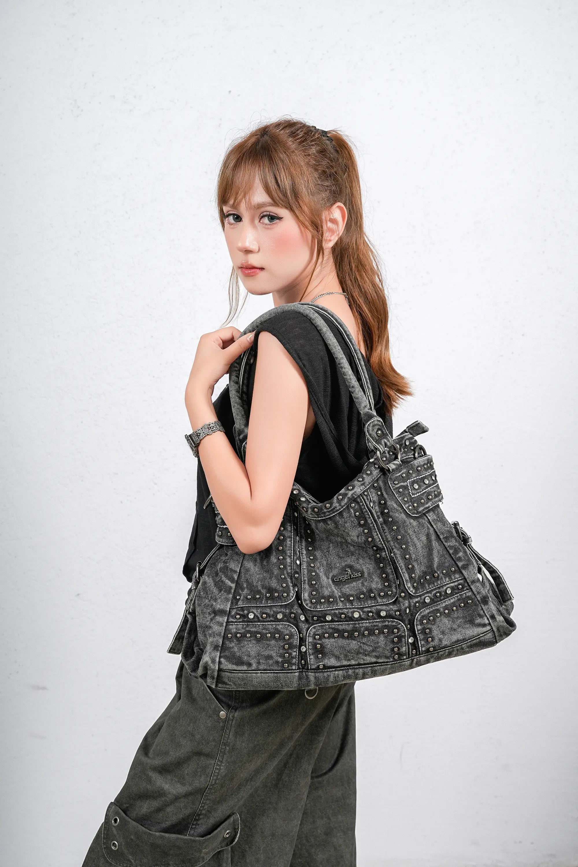 A Multi-Pocket Washed Oversized Tote for Commutes and Weekends